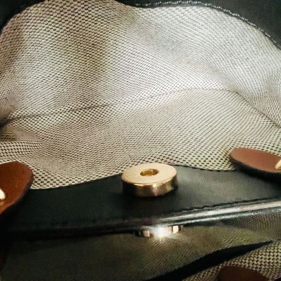 Dooney & Bourke Small City Barlow
(pristine condition) - Picture 7 of 8